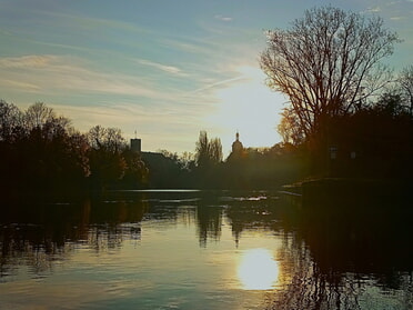 06.11.2025 - Bernhard Müller - Abendstimmung am Kanal mit Burg und Regiswindiskirche