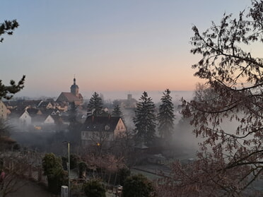 03.12.2025 - Rose Hess - M&auml;rchenhafter Blick auf Kirche und Rathaus