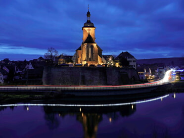 06.12.2025 - Ulrich Seidel - Regiswindiskirche mit Weihnachtsmarkt zur blauen Stunde