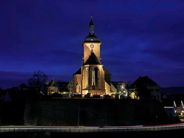 6.12.2025 - Ulrich Seidel - Regiswindiskirche mit Weihnachtsmarkt zur blauen Stunde II