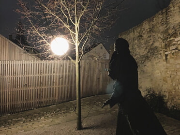 4.12.2025 - Eva Ehrenfeld - H&ouml;lderlinfigur im Hof des H&ouml;lderlinhauses