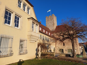07.01.2026 - Hans-Peter Schwarz - Blcik vom Rathausgarten auf Rathaus und Burg