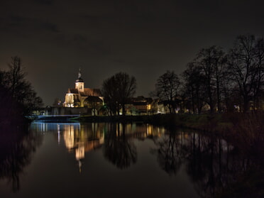 20.03.2026 - Ulrich Seidel - Regiswindiskirche mit Spiegelung im Neckar bei Nacht