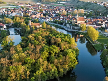 20.04.2026 - Ulrich Seidel - Regiswindiskirche u. Rathausburg von oben (Drohnenaufnahme)