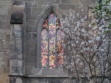 01.04.2026 - Kurt Laitenberger - Lichterspiel am Fenster der Regiswindiskirche