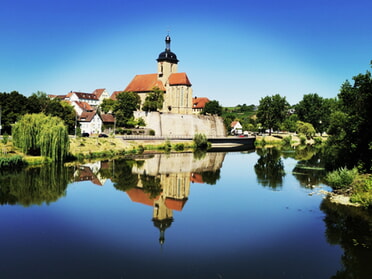 Juli 2026 - Birgit Nollenberger - Regiswindiskirche mit Spiegelbild